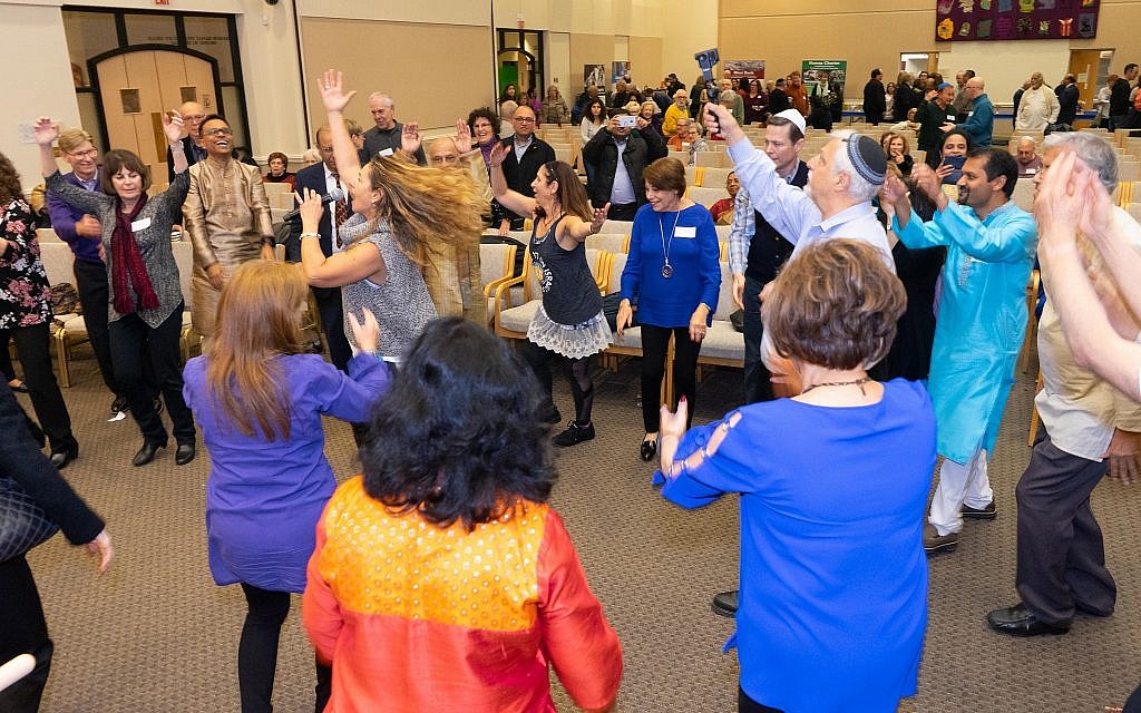 Jewish dance lessons at the Hindu-Jewish Festival of Lights at Temple Beth-El in Northbrook, Illinois, Sunday, November 18, 2018. (Ronit Bezalel/ Times of Israel)