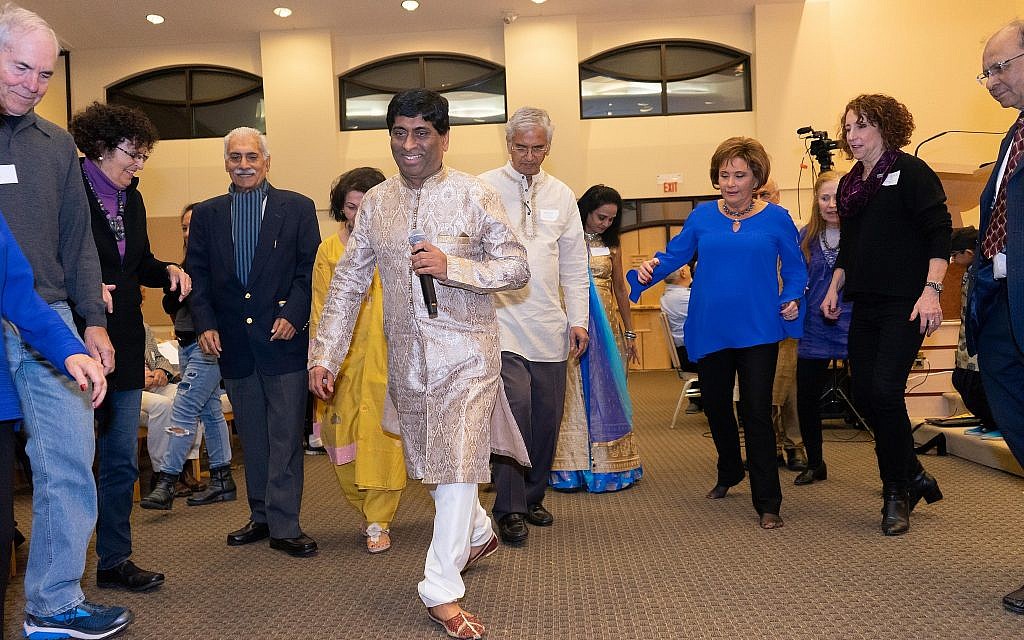 Learning how to do a Hindu dance at the Hindu-Jewish Festival of Lights at Temple Beth-El in Northbrook, Illinois, Sunday, November 18, 2018. (Ronit Bezalel/ Times of Israel)
