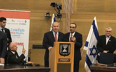 Prime Minister Benjamin Netanyahu (center) fields questions at the Knesset from an international group of journalists and bloggers participating in the Jewish Media Summit, November 28, 2018. (Amanda Borschel-Dan/Times of Israel)