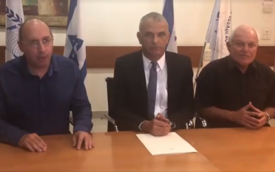 Histadrut head Avi Nissenkorn (L), Finance Minister Moshe Kahlon (C) and Welfare Minister Haim Katz appear in a video on November 6, 2018, announcing a deal to avoid a general strike. (Screen capture: Facebook)
