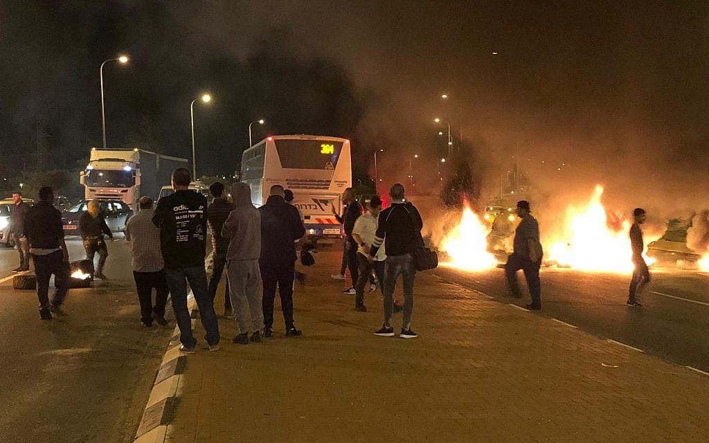 Residents of Israeli communities near the Gaza Strip burn tires and block a road at the entrance to the city of Sderot in protest of a ceasefire agreement, November 14, 2018. (Israel Police)