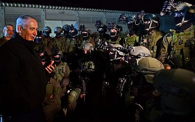 Prime Minister Benjamin Netanyahu, left, meeting with soldiers from the IDF's Commando Brigade, on November 27, 2018. (Kobi Gideon/GPO)