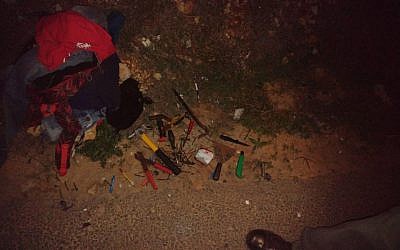 Work tools and knives found in a bag carried by a suspect who tried to infiltrate the West Bank settlement of Har Gilo, November 21, 2018. (Israel Police)