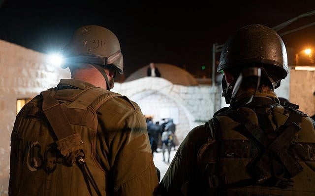 IDF soldiers watch as Jewish worshipers arrive at the Joseph's Tomb holy site in the northern West Bank city of Nablus on November 7, 2018. (Israel Defense Forces)