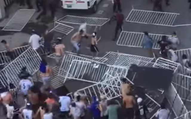 Supporters of Argentinian soccer club All Boys clash with police after losing to Atlanta on November 23, 2018 (Screencapture)
