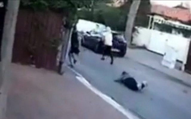 The attack on Reli Shemesh in Kfar Saba, November 22, 2018 (Screen grab via mako)