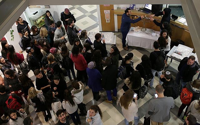 Students pictured at Jerusalem's Hadassah Academic College, on December 16, 2014.(Maxim Dinshtein /Flash90
