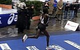 Screen capture from video of Israeli runner Lonah Chemtai Salpeter winning the Florence Marathon and setting a new Israeli women's record for the distance, November 25, 2018. (YouTube)