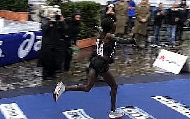 Screen capture from video of Israeli runner Lonah Chemtai Salpeter winning the Florence Marathon and setting a new Israeli women's record for the distance, November 25, 2018. (YouTube) Screen capture from video of Israeli runner Lonah Chemtai Salpeter winning the Florence Marathon and setting a new Israeli women's record for the distance, November 25, 2018. (YouTube)