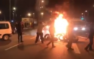 Protesters burn tires at the entrance to the southern town of Sderot, Novermber 13, 2018 (Hadashot screenshot)