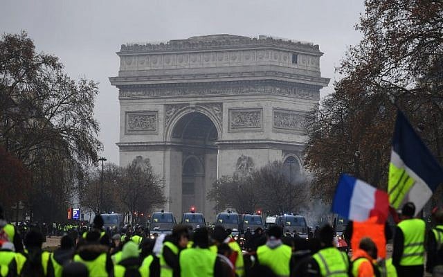 Yellow vests (Gilets jaunes) gather in front of the Arc de Triomphe as they protest against rising oil prices and living costs in the French capital Paris on December 1, 2018 (Photo by Alain JOCARD / AFP) Yellow vests (Gilets jaunes) gather in front of the Arc de Triomphe as they protest against rising oil prices and living costs in the French capital Paris on December 1, 2018 (Photo by Alain JOCARD / AFP)