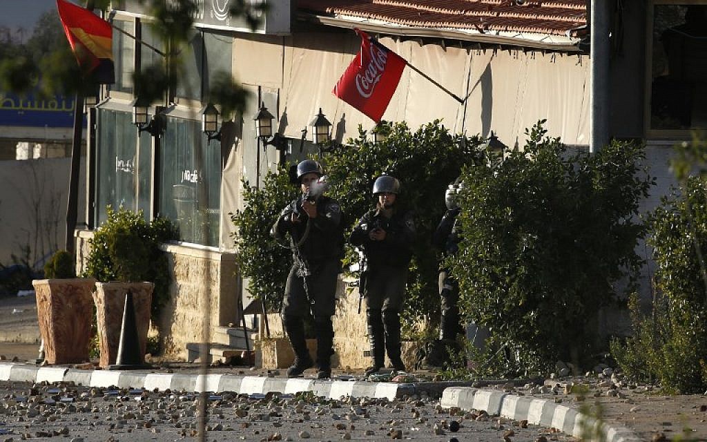 Israeli soldiers take position during clashes with Palestinian stone throwers following a raid in the West Bank city of Ramallah, on December 10, 2018. (ABBAS MOMANI / AFP)