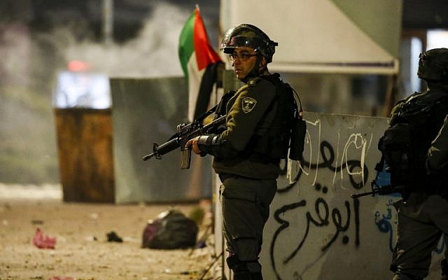 An Israeli border guard stands during clashes with Palestinian protesters in the West Bank city of Ramallah on December 11, 2018. (ABBAS MOMANI / AFP) An Israeli border guard stands during clashes with Palestinian protesters in the West Bank city of Ramallah on December 11, 2018. (ABBAS MOMANI / AFP)