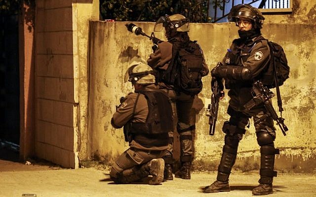 Israeli border guards stand holding tear gas launchers during clashes with Palestinian protesters in the occupied West Bank city of Ramallah on December 11, 2018. (ABBAS MOMANI / AFP) Israeli border guards stand holding tear gas launchers during clashes with Palestinian protesters in the occupied West Bank city of Ramallah on December 11, 2018. (ABBAS MOMANI / AFP)