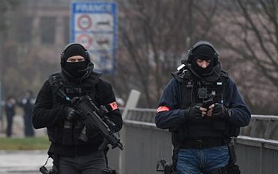Two members of the French police unit BRI (Research and Intervention Brigade - Brigades de recherche et d'intervention) walk on the Pont de l'Europe, crossing the border with Germany over the river Rhine in Strasbourg, December 12, 2018. (Frederick FLORIN/AFP)