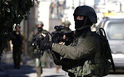 Israeli troops operate in Ramallah on December 15, 2018 (ABBAS MOMANI / AFP)