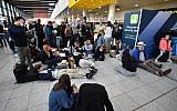 Passengers wait at the North Terminal at London Gatwick Airport, south of London, on December 20, 2018 after all flights were grounded due to drones flying over the airfield. (Glyn KIRK / AFP)