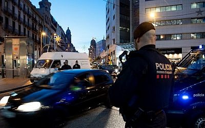 Catalan regional police officers Mossos d'Esquadra and Urban Guard police controls the entrance of the Ramblas boulevard in Barcelona on December 24, 2018. (Josep LAGO / AFP)