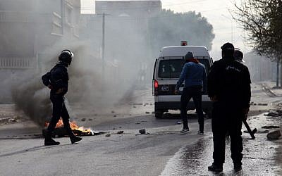 Tunisian policemen stand in a street during a demonstration on December 25, 2018 in the Tunisian city of Kasserine. (Hatem SALHI / AFP)