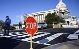 A police officer stands near the US Capitol during a government shutdown in Washington, DC, December 27, 2018. (ANDREW CABALLERO-REYNOLDS / AFP)