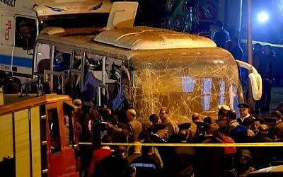 This picture taken on December 28, 2018 shows officials visiting the scene of an attack on a tourist bus in Giza province south of the Egyptian capital Cairo. - Two Vietnamese tourists were killed and 10 others wounded on December 28 when a roadside bomb exploded near their bus as it travelled close to the Giza pyramids in Cairo, Egypt's interior ministry said in a statement. (Photo by MOHAMED EL-SHAHED / AFP)