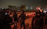 Members of the Egyptian security forces stand guard at the scene of an attack on a tourist bus in Giza province south of the Egyptian capital Cairo, on December 28, 2018 (MOHAMED EL-SHAHED / AFP)