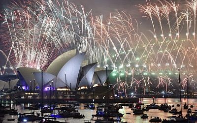 New Year's Eve fireworks erupt over Sydney's iconic Harbour Bridge and Opera House, during the fireworks show on January 1, 2019. (PETER PARKS / AFP)