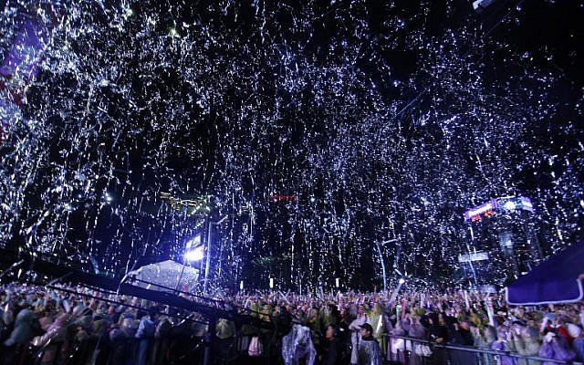 Thousands of people gather despite low temperatures and rain showers to celebrate at Taipei New Year's Eve Countdown Party in the area near the Taipei 101 building in Taipei, Taiwan on January 1, 2019. (HSU Tsun-hsu / AFP)