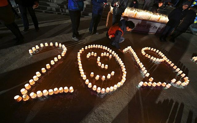 Buddhist believers light candles during celebrations to mark the New Year at Jogye temple in central Seoul after midnight on January 1, 2019. (Jung Yeon-je / AFP)
