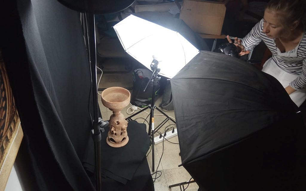 An ancient vessel undergoes 3-D photography for Bar-Ilan University's new MOOC, 'Biblical Archaeology: The Archaeology of Ancient Israel and Judah.' (Yael Paz/Online Academe)