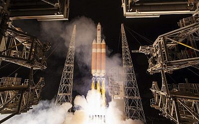 A Delta IV rocket, carrying the Parker Solar Probe, lifts off from launch complex 37 at the Kennedy Space Center, in Cape Canaveral, Florida, August 12, 2018. (Bill Ingalls/NASA via AP)