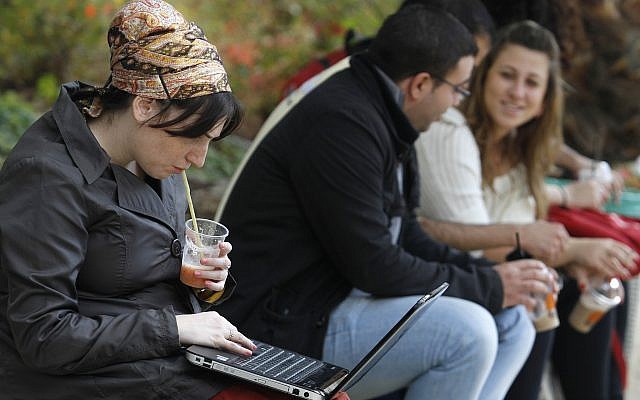 ILLUSTRATIVE -- Israeli students seen at the Mount Scopus campus of the Hebrew University on the first day of the new academic year, October 30, 2011 (Miriam Alster/Flash90) ILLUSTRATIVE -- Israeli students seen at the Mount Scopus campus of the Hebrew University on the first day of the new academic year, October 30, 2011 (Miriam Alster/Flash90)