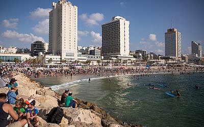 Israelis enjoy the hot weather on the beach in Tel Aviv, August 27, 2018. (Miriam Alster/FLASH90)