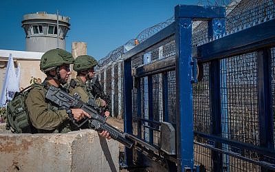 Israeli soldiers guard at the Quneitra border crossing with Syria in the Golan Heights on September 27, 2018. (Basel Awidat/Flash90)