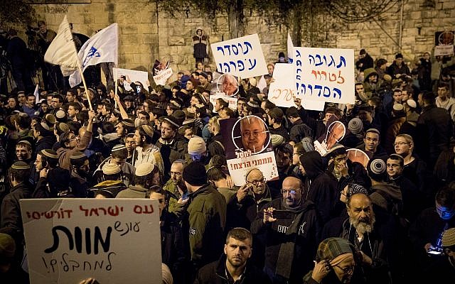 Right-wing Israelis attend a demonstration outside the prime minister's residence in Jerusalem, December 13, 2018 (Yonatan Sindel/Flash90) Right-wing Israelis attend a demonstration outside the prime minister's residence in Jerusalem, December 13, 2018 (Yonatan Sindel/Flash90)