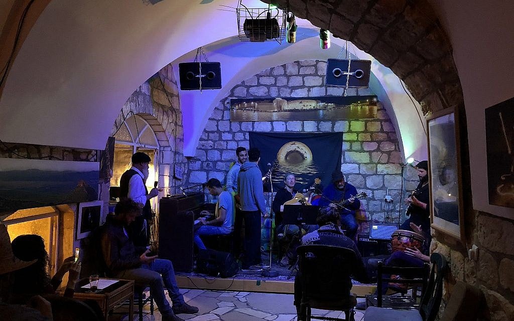 Jamming to The Grateful Dead at Mystic Mountain, a cosy Safed bar that serves up locally made craft beers along with jam sessions (Jessica Steinberg/Times of Israel)
