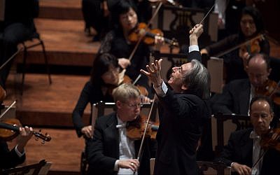Michael Tilson Thomas conducts the San Francisco Symphony performing Mahler's Symphony No. 5 on September 3, 2010, in Davies Symphony Hall. (Bill Swerbenski/ courtesy SFS)