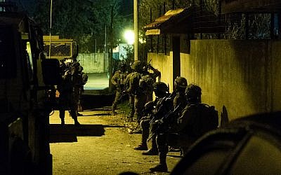 Israeli soldiers carry out searches for terror suspects in the West Bank on December 14, 2018. (Israel Defense Forces)