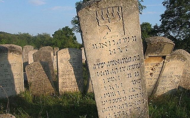 Gravestone engraved in Hebrew at the Jewish cemetery in Buchach, western Ukraine. (Public domain) Gravestone engraved in Hebrew at the Jewish cemetery in Buchach, western Ukraine. (Public domain)