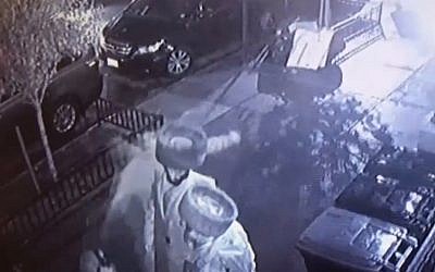 Man hits Jewish man in Williamsburg, November 30, 2018 (Screen grab via NBC New York)