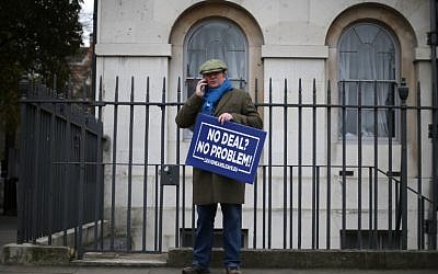 A pro-Brexit demonstrator arrives outside the Houses of Parliament in central London,  January 15, 2019. (Daniel LEAL-OLIVAS/AFP)