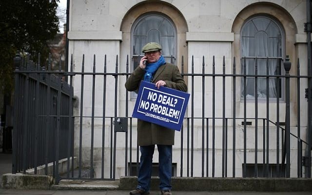 A pro-Brexit demonstrator arrives outside the Houses of Parliament in central London,  January 15, 2019. (Daniel LEAL-OLIVAS/AFP)