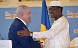 Chadian President Idriss Deby Itno (R) shakes hands with Prime Minister Benjamin Netanyahu during a meeting at the presidential palace in N'Djamena, Chad, January 20, 2019. (Brahim Adij/AFP)