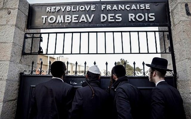 Ultra-Orthodox men at the closed gate of the Tomb of the Kings, owned and administered by the French Consulate of Jerusalem, in East Jerusalem on January 24, 2019. (THOMAS COEX / AFP) Ultra-Orthodox men at the closed gate of the Tomb of the Kings, owned and administered by the French Consulate of Jerusalem, in East Jerusalem on January 24, 2019. (THOMAS COEX / AFP)