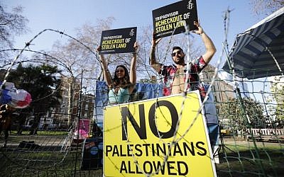 Rights group Amnesty stages a demonstration outside the UK headquarters of US travel company TripAdvisor in London on January 30, 2019. (Photo by Tolga AKMEN / AFP)