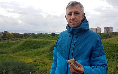 Michael Markin discovered a Hellenistic-era, 2,200-year-old horse figurine near Tel Akko. (Nir Distelfeld, Israel Antiquities Authority)