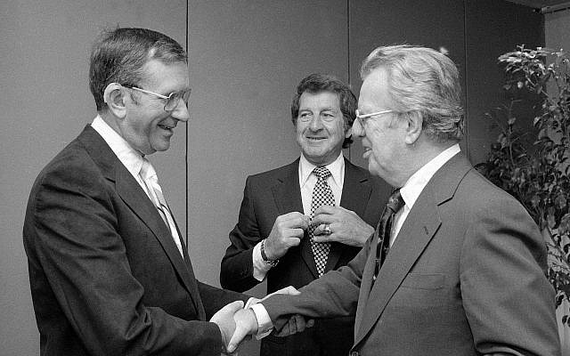 NBA commissioner Larry O'Brien, right, shakes hands with Larry Weinberg, president of the Portland Trail Blazers, before a hearing in New York, September 10, 1979. (AP/Marty Lederhandler, File) NBA commissioner Larry O'Brien, right, shakes hands with Larry Weinberg, president of the Portland Trail Blazers, before a hearing in New York, September 10, 1979. (AP/Marty Lederhandler, File)