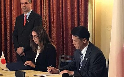 Dr. Nathalie Bloch, director of the ARC Innovation Center at Sheba Medical Center, signs an agreement with OKI's CEO, Toshiyaki Yokota in Jerusalem; January 15, 2019 (Courtesy)