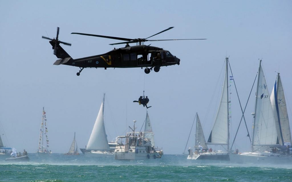 A demonstration on Israel's Independence Day on the Tel Aviv beach. IAF airborne search and rescue Unit 669 performing a rescue from the sea. May 08 2008. (Moshe Shai/Flash90)