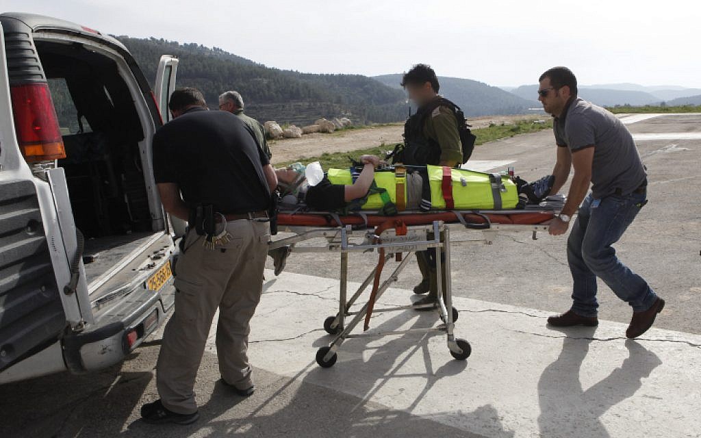 IDF special rescue Unit 669 rescue a 10 year old boy after he fell during a trip in Nahal Dragot near Jerusalem and flew him to Haddassah hospital, April 13, 2012. (Uri Lenz/FLASH90)